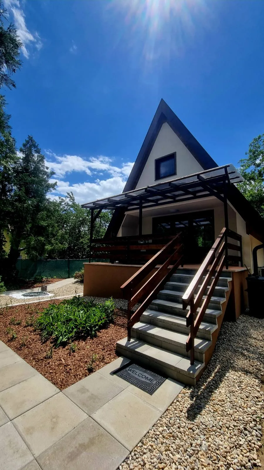Ariel 2 vendégház terasszal és pergolával