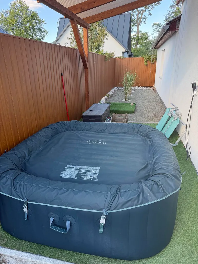 Jakuzzi a fedett oldalkertben