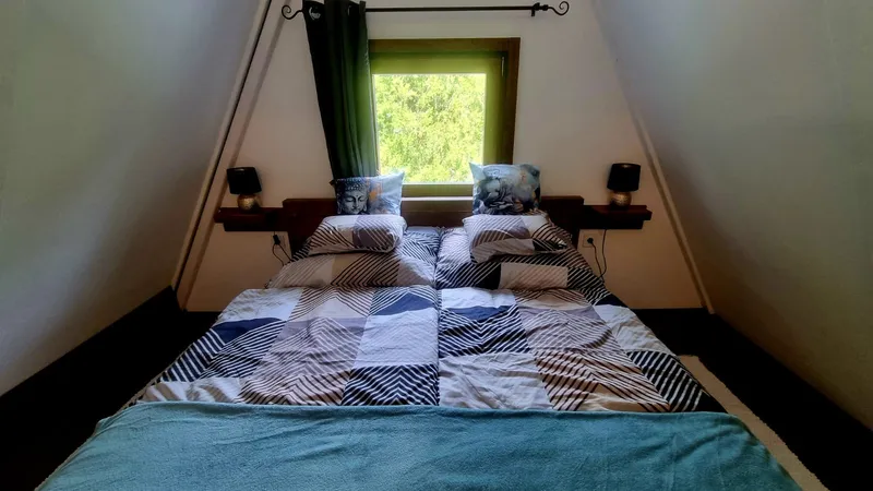 Tetőtéri hálószoba franciaággyal